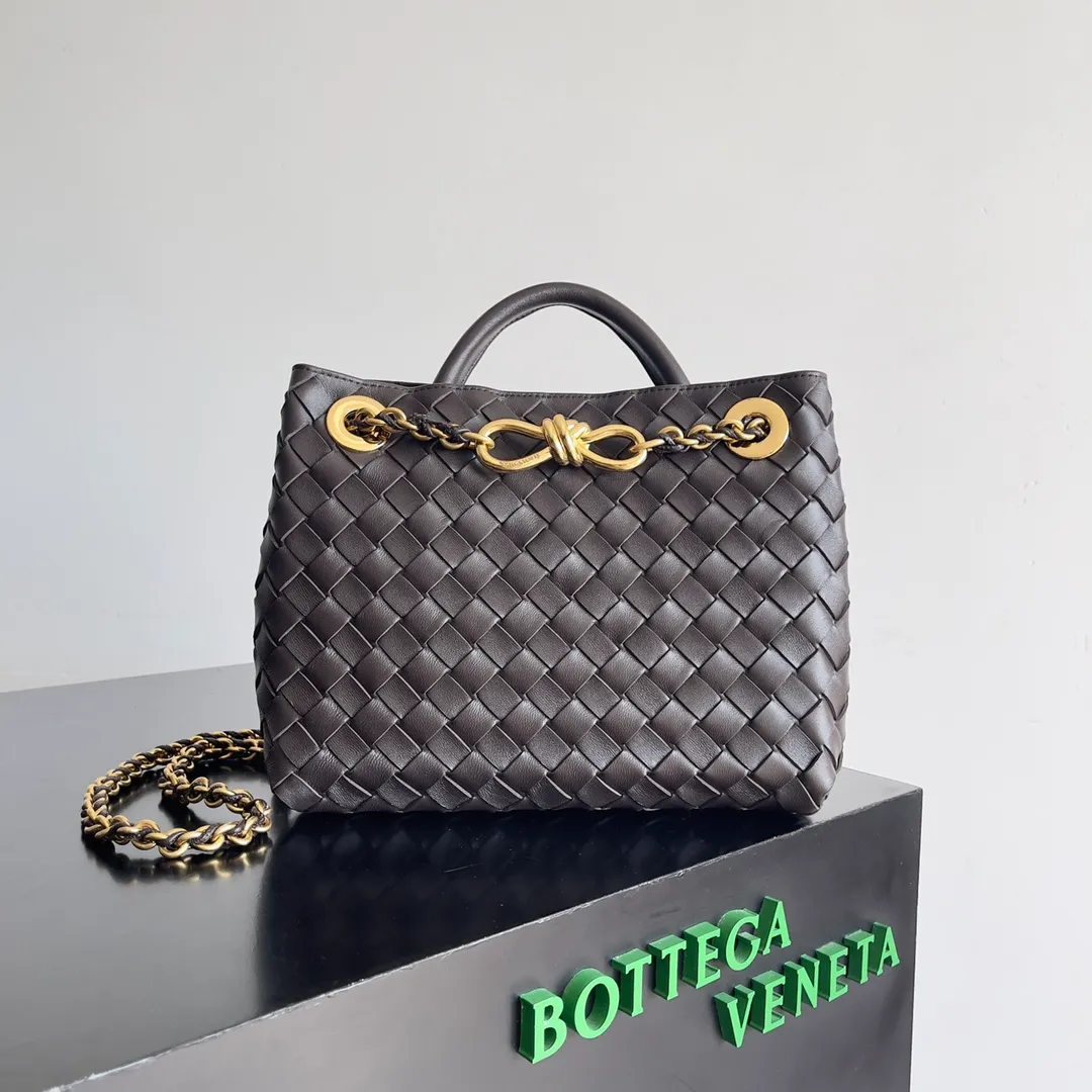 Batch 1960 BOTTEGA VENETA 2024 spring and summer new small ANDIAMO chain bag is also available! 🔥🔥I believe many friends have been waiting for a long time. The metallic chain adds a touch of sophistication to the original softness and elegance of Andiamo. The collision of classic craftsmanship and elegance creates a different kind of beauty. Style number: 786008 Size: 25*22*10.5cm